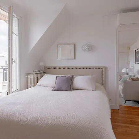 1-bedroom Gem Eiffel Tower View, Terrace, And Ac Apartment Paris