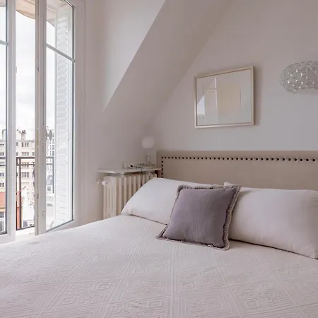 1-bedroom Gem Eiffel Tower View, Terrace, And Ac *